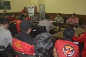 Ketua Komisi D Temui Pengunjuk Rasa (ADV)