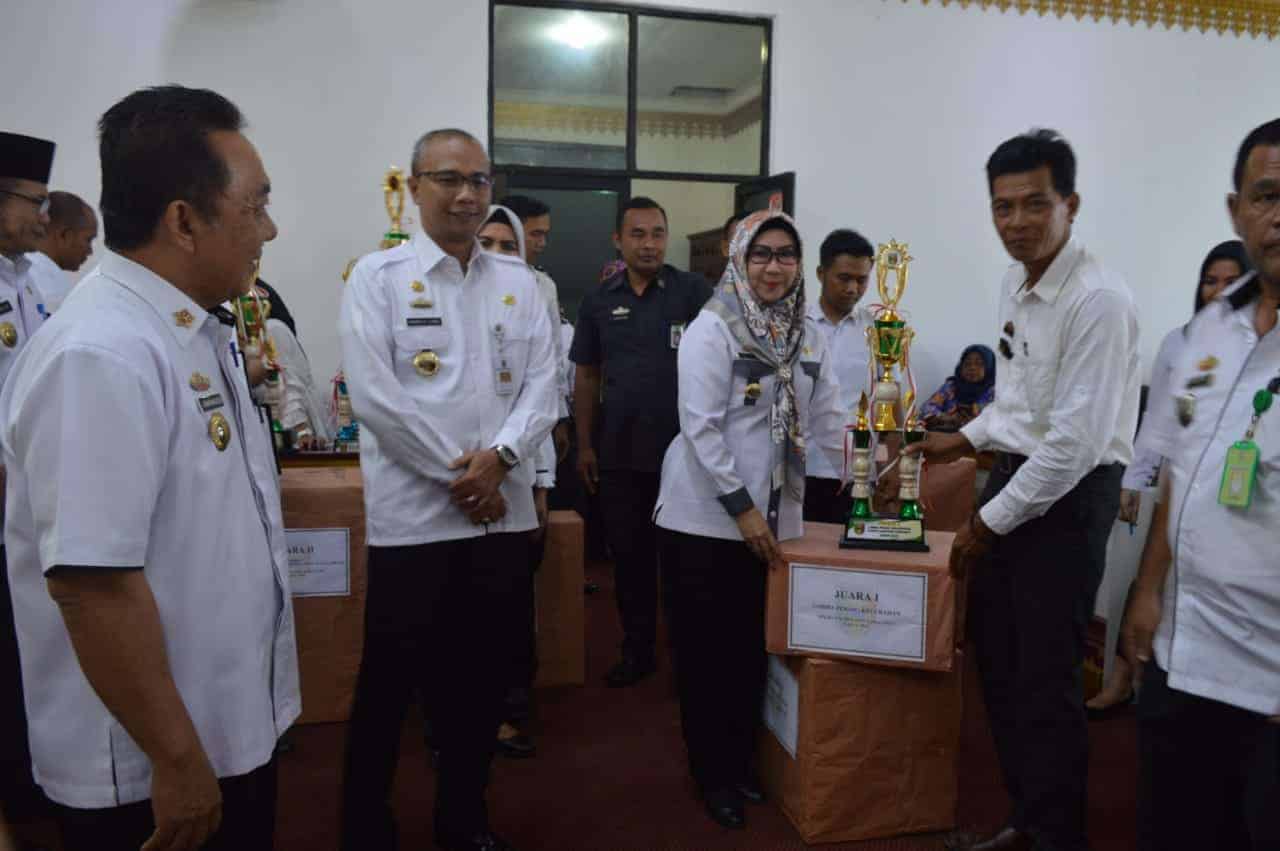 Penyerahan penghargaan pemenang Hasil Lomba Pekon,BBGRM dan BUMDES oleh Bupati Tanggamus Hj. Dewi Handajani,SE. MM.