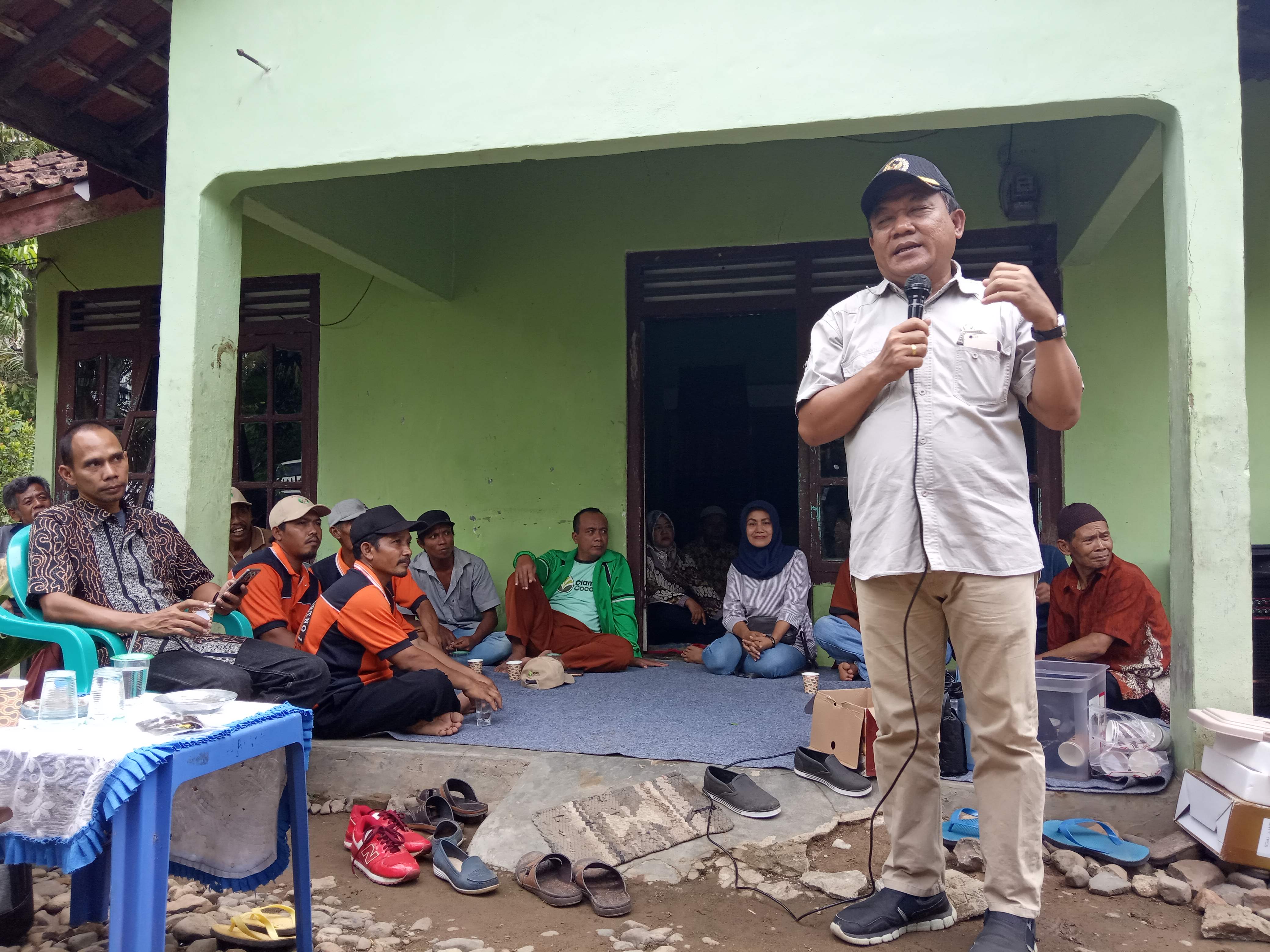 Ir Anang Prihantoro, anggota DPD RI asal Lampung yang selama ini konsen mendampingi petani saat memberikan sambutan dalam studi banding petani asal Lamteng di Tanjungrusia Timur Kecamatan Pardasuka Kabupaten Pringsewu