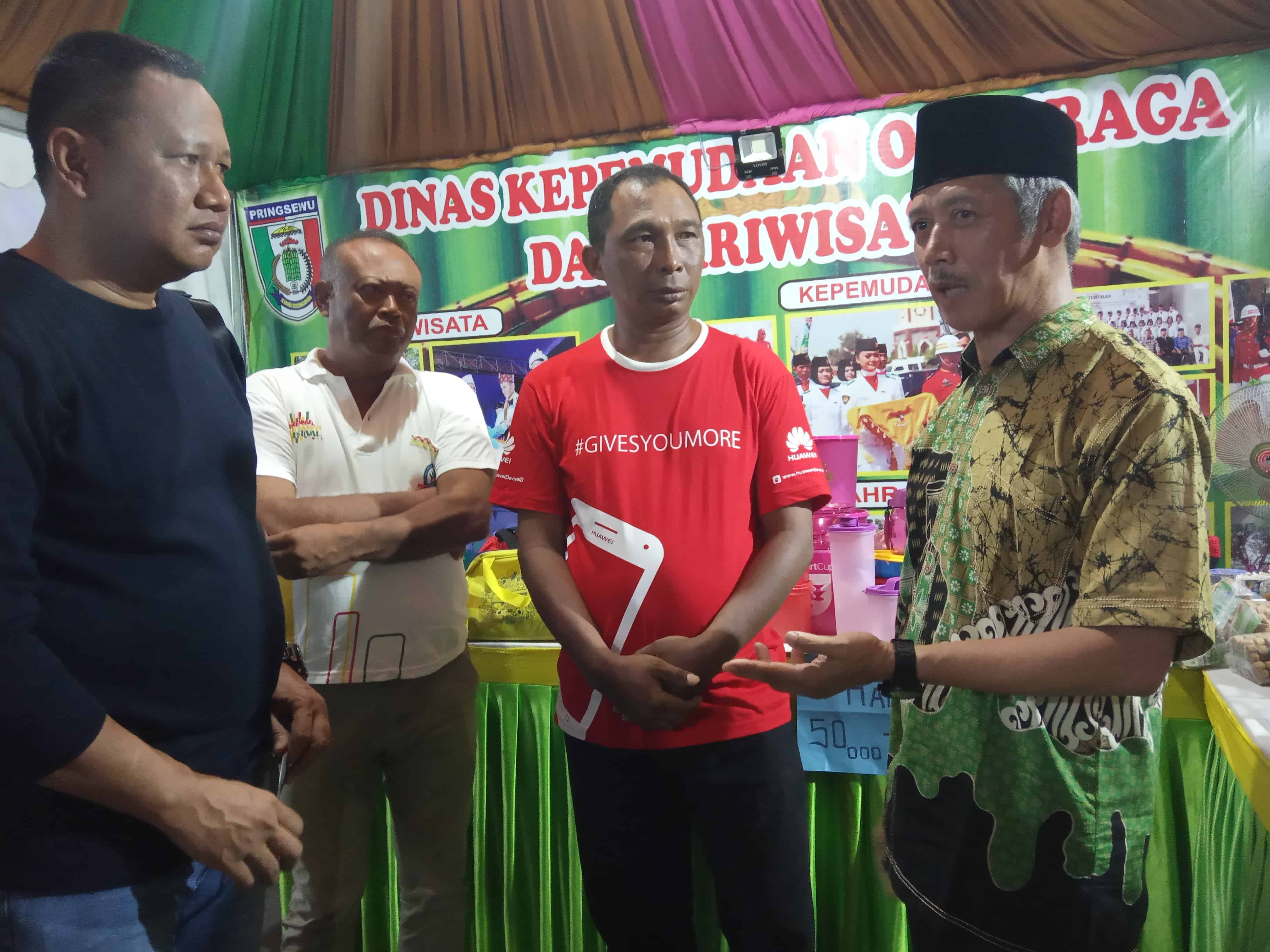 Bupati Pringsewu H Sujadi saat berkunjung ke stand milik dinas pemuda olahraga dan pariwisata