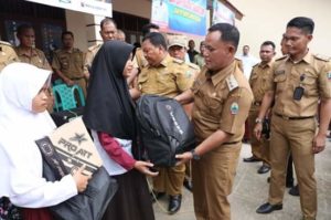 Kunjungi SDN 1 Kunjir, Nanang Beri Bantuan Seperangkat Alat Sekolah