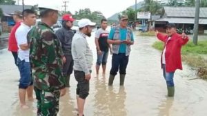 Hujan-hujanan, Plt Bupati Lampung Selatan Tinjau Banjir di Katibung
