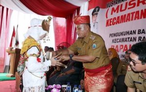 Didampingi Pangeran Penyimbang Agung, Plt Bupati Lampung Selatan diarak Khudat dan Pincak Lampung