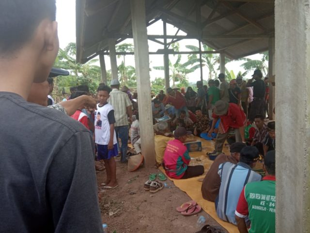 Masyarakat tani di Pekon Parerejo Kecamatan Gadingrejo saat menggelar syukuran menghadapi musim tanam gadu.