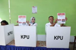 Plt Bupati Lampung Selatan dan Istri Nyoblos di TPS 03, Kompak Pakai Putih Hitam