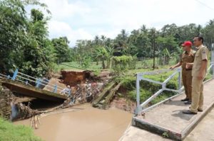 Plt Bupati Lampung Selatan Tinjau Jembatan Putus di Desa Sukabanjar, Kecamatan Sidomulyo