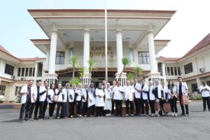 Plt Bupati Lampung Selatan, Nanang Ermanto Lepas 18 Dokter Internship