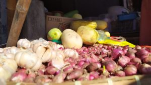 Harga Bawang di Sejumlah Pasar di Lamsel Melonjak Naik
