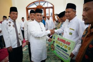 Safari Ramadhan Perdana, Nanang Ermanto Bagikan 50 Paket Bingkisan Untuk Anak Yatim