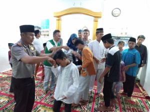 Menjelang Berbuka Puasa,Polsek Sidomulyo bersama Tim Gerobak Sedekah Bagikan Takjil Gratis Bagi Pengendara dan Santunan ke Anak Yatim