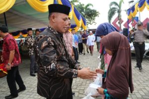 Hadiri Pasar Murah, Nanang Ermanto Bagikan 120 paket Sembako Kepada Anak Yatim