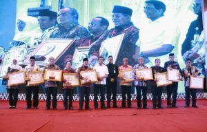 Rakornas, Plt Bupati Lampung Selatan Terima Penghargaan Terbaik Keempat Penanganan Konflik Sosial