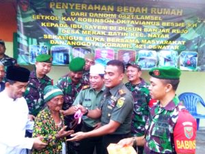 Penyerahan Bedah Rumah oleh Dandim 0421/LS kepada Ibu Sayem Warga Dusun Banjarjo