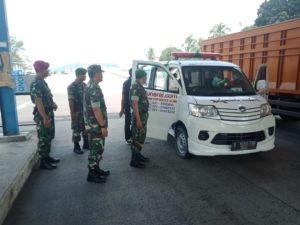 Dandim 0421/LS Meninjau Kegiatan Anggota TNI Memback Up Polri dalam Rangka Pemeriksaan di Seaport Interdiction Pelabuhan Bakauheni.