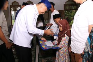 Safari Ramadhan di Sungkai Utara, Agung Beri Tali Asih Kepada Anak Yatim dan Pengurus Masjid
