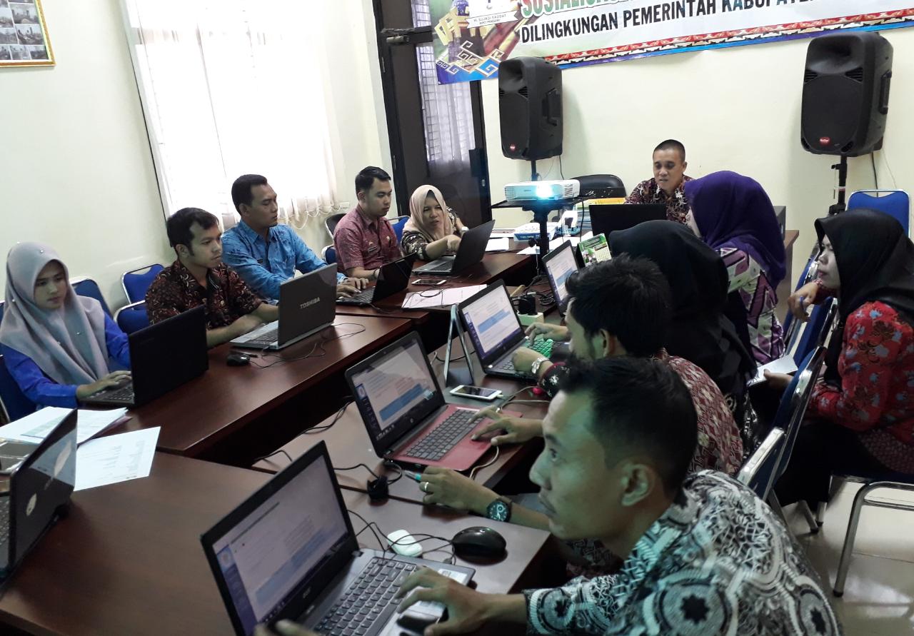 Para petugas administrator 11 OPD dilingkungan Pemkab Pringsewu saat melakukan finalisasi input RB