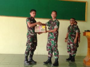Dandim 0421 Lamsel Memberikan Penghargaan Kepada Babinsa Terbaik dan Serahkan Bingkisan Hari Raya