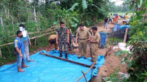 Babinsa Kertosari Bersama Kades dan Warga Cor Jalan Sepanjang 200 Meter