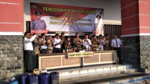 Polres Lamsel Musnahkan Ribuan Botol Minuman Keras Berbagai Merk Hasil Kegiatan Selama Dua Pekan.