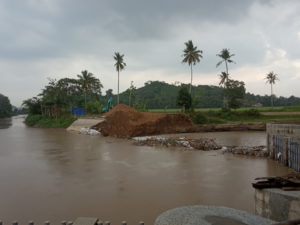 Sepekan Baru Diperbaiki, Tanggul Way Gatel Kembali Jebol