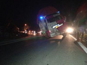 Evakuasi Truk Bermuatan Kayu di Tikungan Pajaresuk Berjalan Dramatis