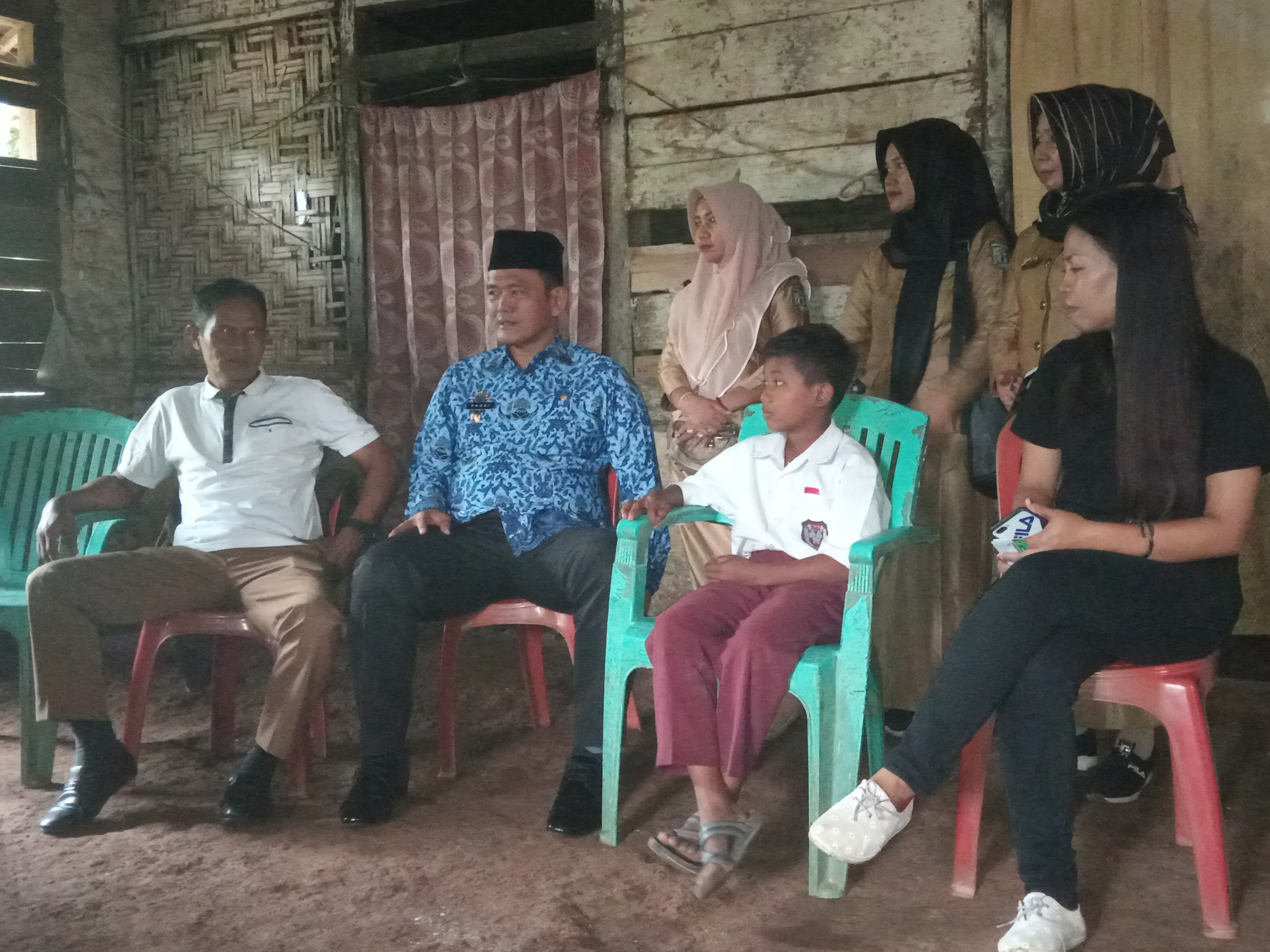 Wakil Bupati Pringsewu bersama kepala Pekon Yogyakarta dan dewan guru SDN 2 Yogyakarta saat berkunjung ke kediaman Supangat