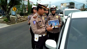 Satlantas polres Lamsel Bagikan Takjil dan Brosur Keselamatan Berlalu Lintas