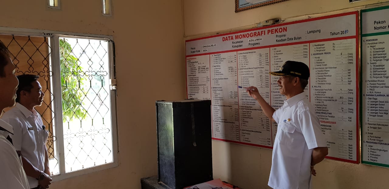 Bupati Pringsewu H. Sujadi saat Sidak ke kantor Pekon Enggal rejo Kecamatan Adiluwih