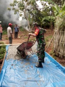 Babinsa Purwodadi Dalem Ikut Serta Mengawasi Program Pembangunan Jalan Desa