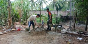 Sertu Oding Melaksanakan Komsos & Membantu Pembuatan Rumah Warga