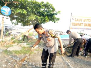 HUT Bhayangkara ke 73, Kapolres Bersama Masyarakat Lamsel Melaksanakan Bhakti Sosial
