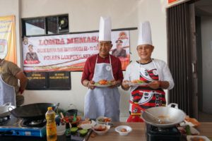 Jadi Koki Dadakan, Plt Bupati Lampung Selatan dan Anggota Forkopimda Lomba Masak Nasi Goreng