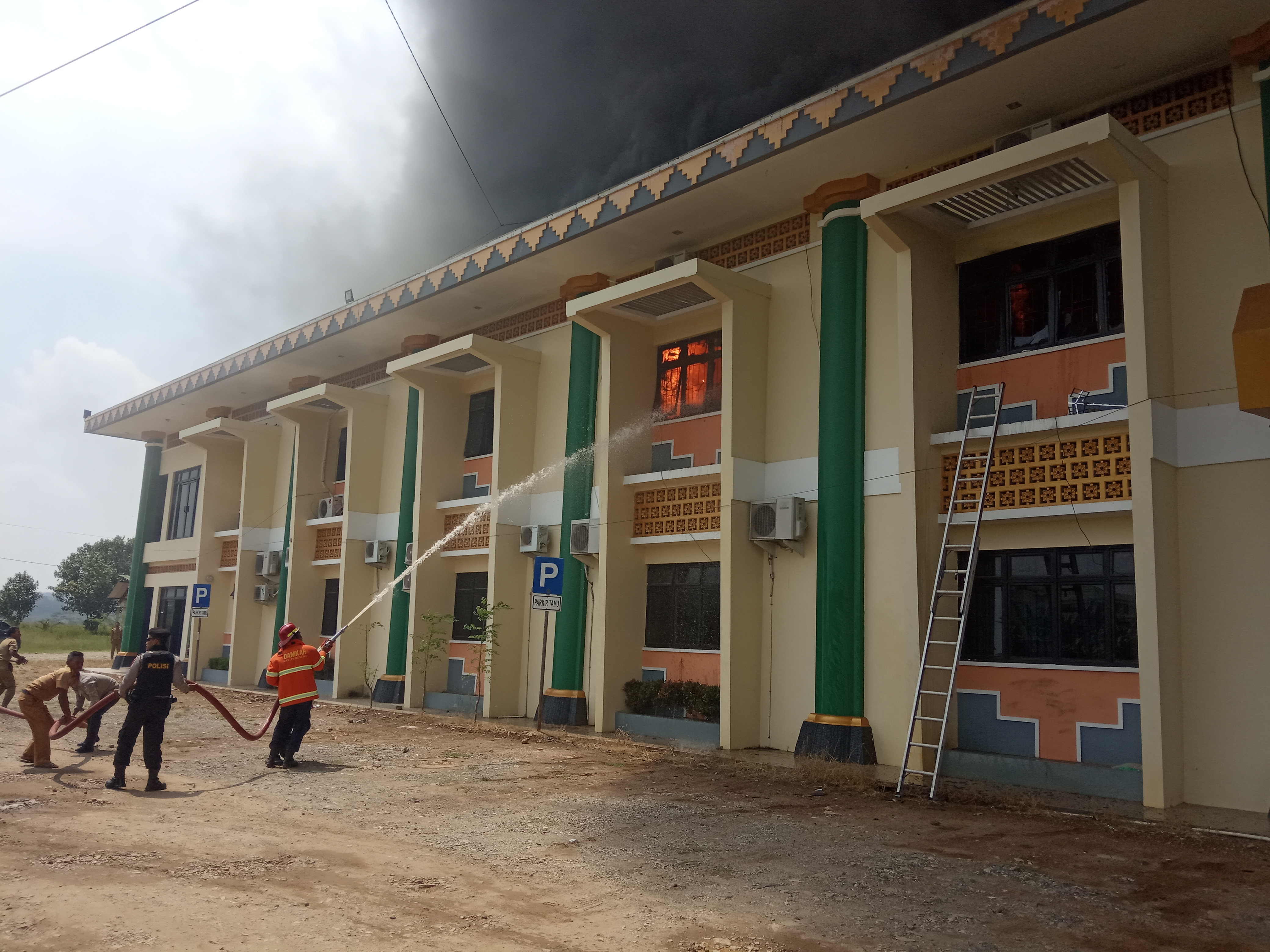 Personil BPBD Kabupaten Pringsewu tengah memadamkan kobaran api yang membakar ruang kerja wakil bupati pringsewu
