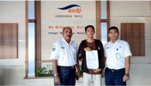 GM ASDP Indonesia Ferry Cabang Bakauheni Lampung Hasan Lessy Temui Awak Media Yang Kehilangan Handphone di Dermaga II