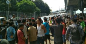 Ratusan Penumpang KMP Mutiara Persada II Blokir Pintu Keluar Kendaraan Pelabuhan Bakauheni