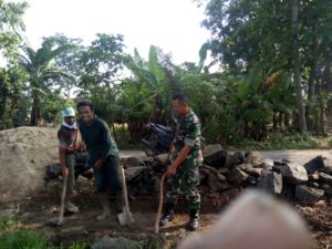 Babinsa Dan Masyarakat Desa Wawasan Gotong-royong Buat Parit Sepanjang 150 Meter