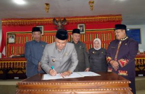 8 Fraksi DPRD Setujui Ranperda Pelaksanaan APBD Lampung Selatan TA 2018 Jadi Perda