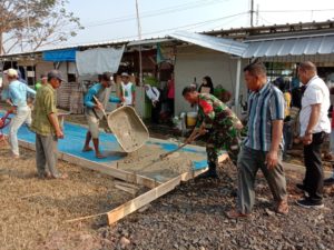 Babinsa 421-10 Katibung,Aparatur Kecamatan Waysulan dan Masyarakat Membangun Joging Track