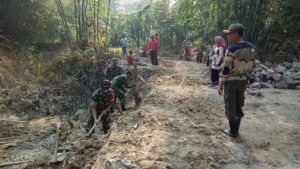Anggota Koramil Palas Lamsel Bersama Uspika dan Masyarakat Bangun Jembatan Penghubung