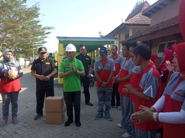 Bupati Pringsewu H.Sujadi saat memberikan arahan kepada kontingen yang akan berangkat mengikuti PEDA KTNA ke-XVI di Kalianda, Lampung Selatan