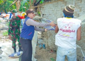 Babinsa dan Babinkamtibmas Desa Sidomakmur bersama masyarakat memperbaiki rumah Kristanto
