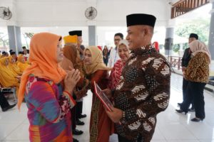 Pencipta Mars Lampung Selatan Terima Penghargaan Dari Plt Bupati, Keluarga Haru Dan Bangga