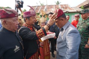 Lantik Kepala Desa Di Kecamatan Penengahan, Nanang Pakai Hanuang Hingga Diarak Prosesi Adat