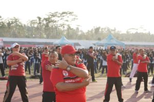 Awali Aktifitas, Plt Bupati Dan Ketua TP PKK Lampung Selatan Senam Bersama Ribuan Pelajar