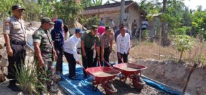 Koramil 421-03 Penengahan dan Masyarakat Desa Ruguk Laksanakan Pengecoran Jalan