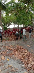 Babinsa Ajak Siswa, Guru Dan Warga Membersihkan Tempat Wisata