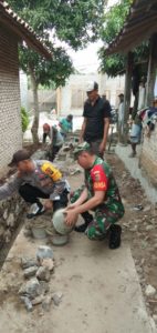 Babinsa, Babinkamtibmas Serta Kades Jondong Tinjau Dan Bantu Pembuatan Drainase