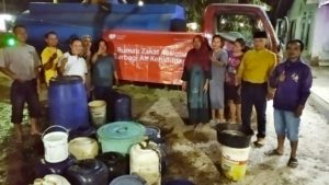 Puluhan Warga Antri Dapatkan Bantuan Air Bersih