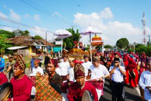 Lantik Kepala Desa Di Kecamatan Sidomulyo, Nanang Diarak Adat Lampung Naik Bukhung Garuda