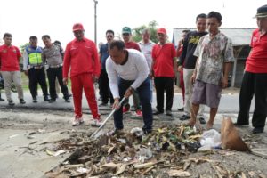Jum’at Bersih, Nanang Pinta Warga Lampung Selatan Peduli Lingkungan